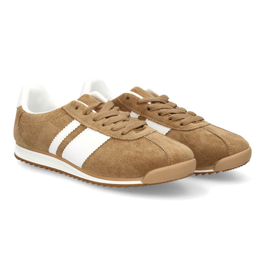 Zapatilla plana color kaki de mujer. Estilo retro con cierre de cordones y suela gruesa dentada.