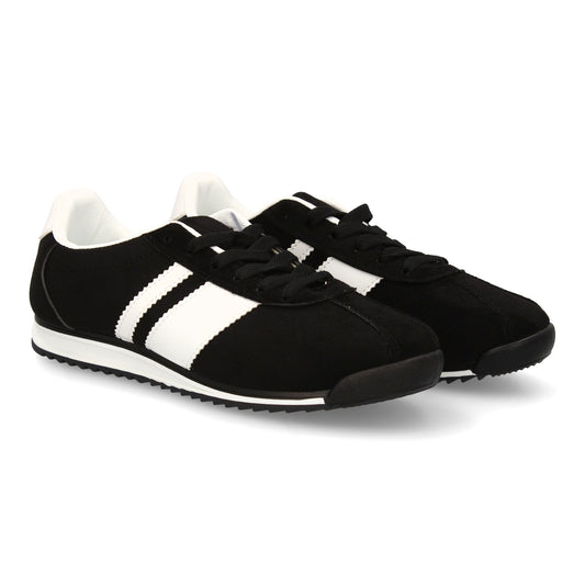 Zapatilla plana negra de mujer. Estilo retro con cierre de cordones y suela gruesa dentada.