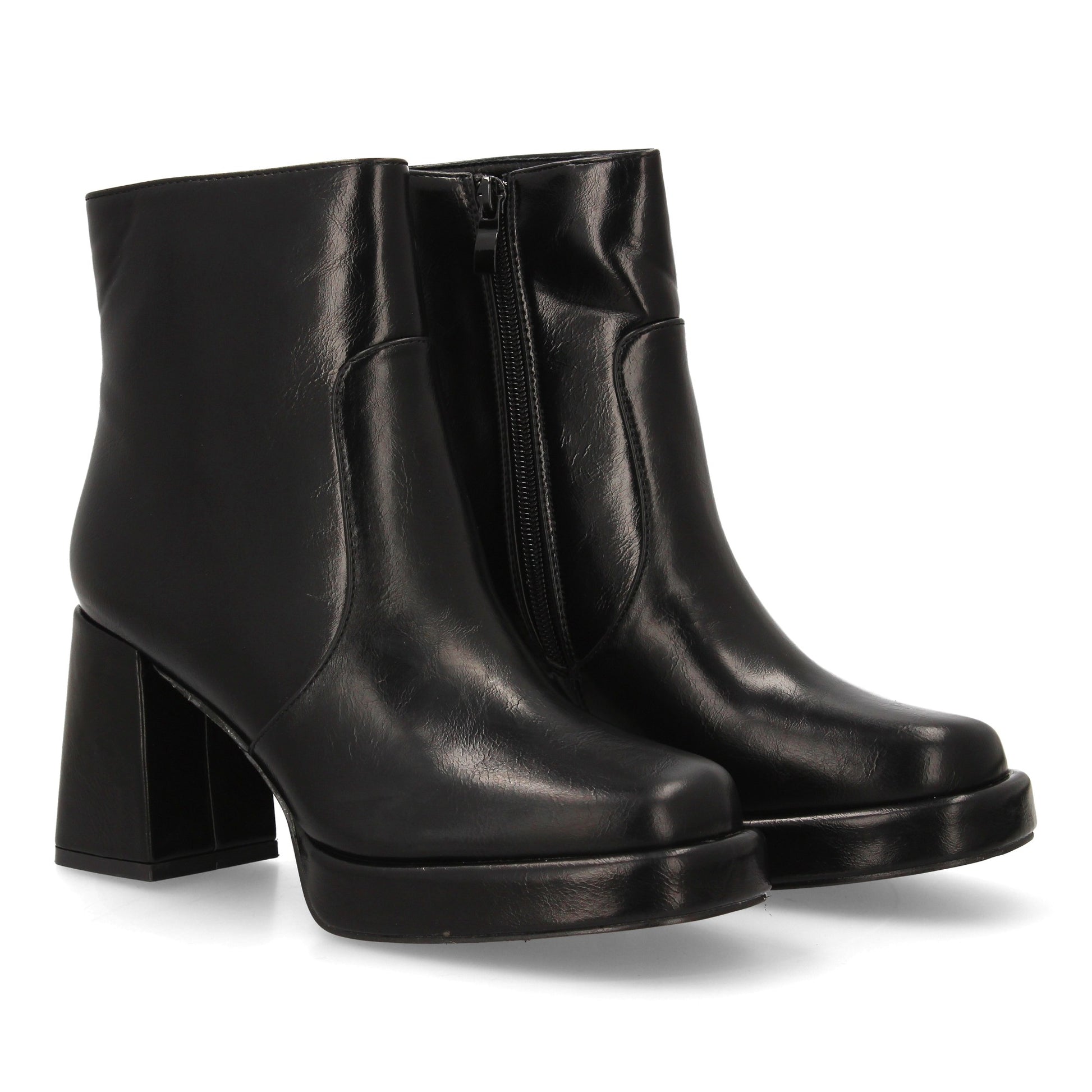 Botín de tacón ancho negro con plataforma delantera. Diseño liso, punta redondeada y cremallera lateral.
