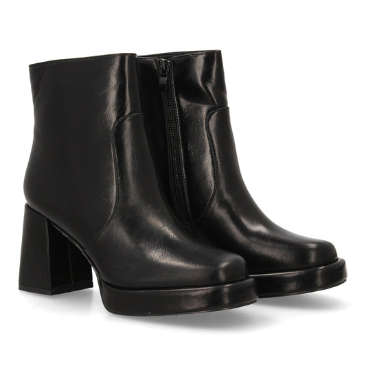 Botín de tacón ancho negro con plataforma delantera. Diseño liso, punta redondeada y cremallera lateral.