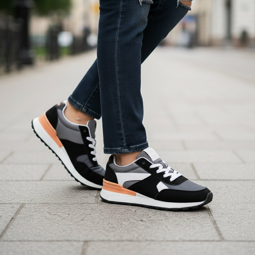 Zapatilla sneaker de mujer con plataforma gruesa en color negro.