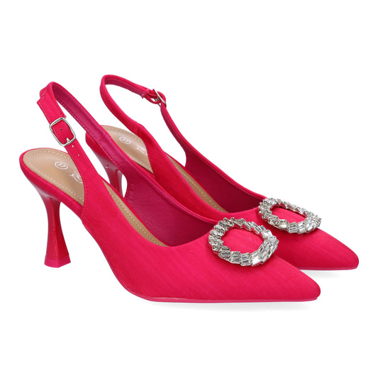 Zapato de salón fucsia para mujer. Elegante diseño con puntera y adorno brillante. Tacón fino y cierre de hebilla.