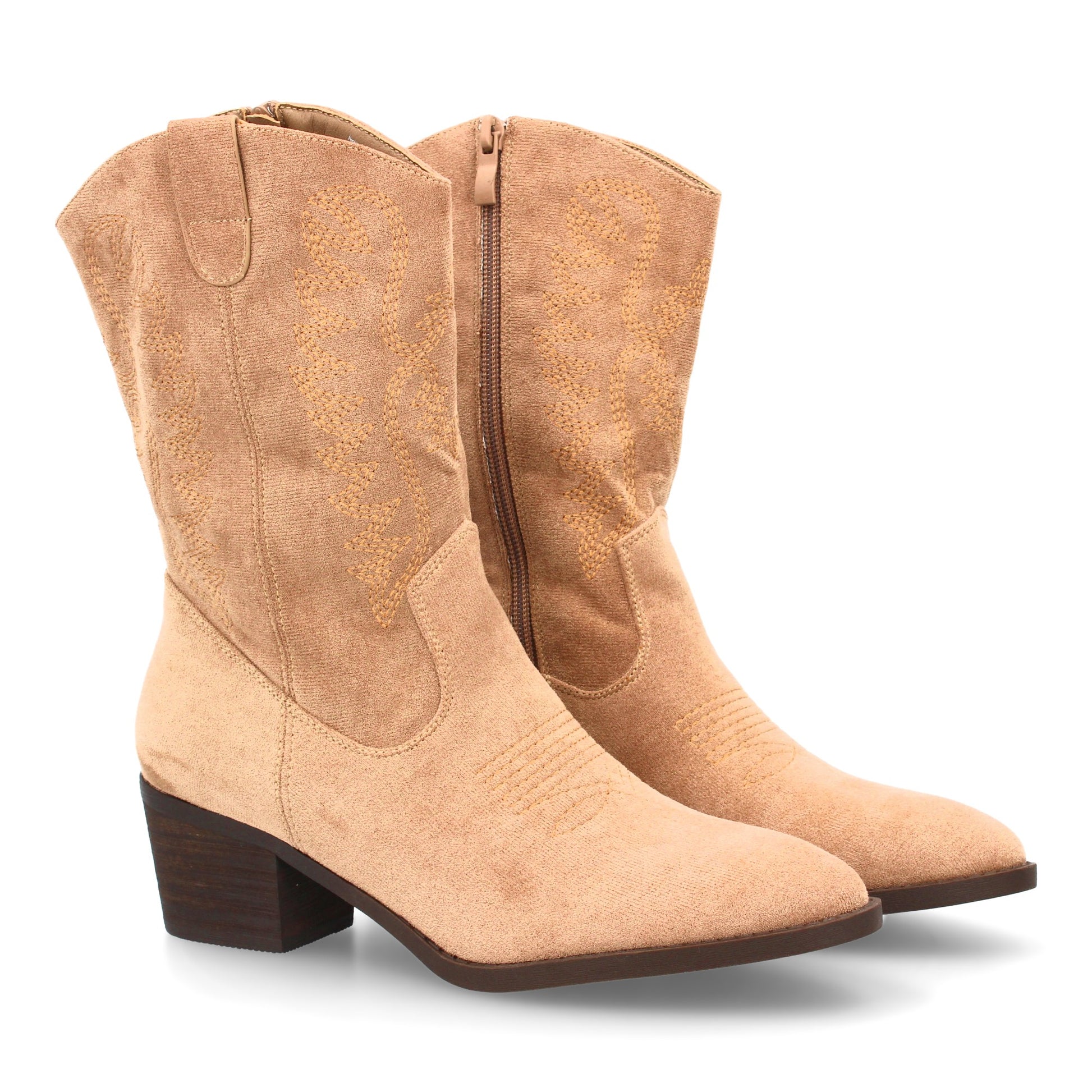 Bota cowboy o vaquera de caña media color kaki con bordados frontales y laterales, punta fina, tacón ancho y cremallera.