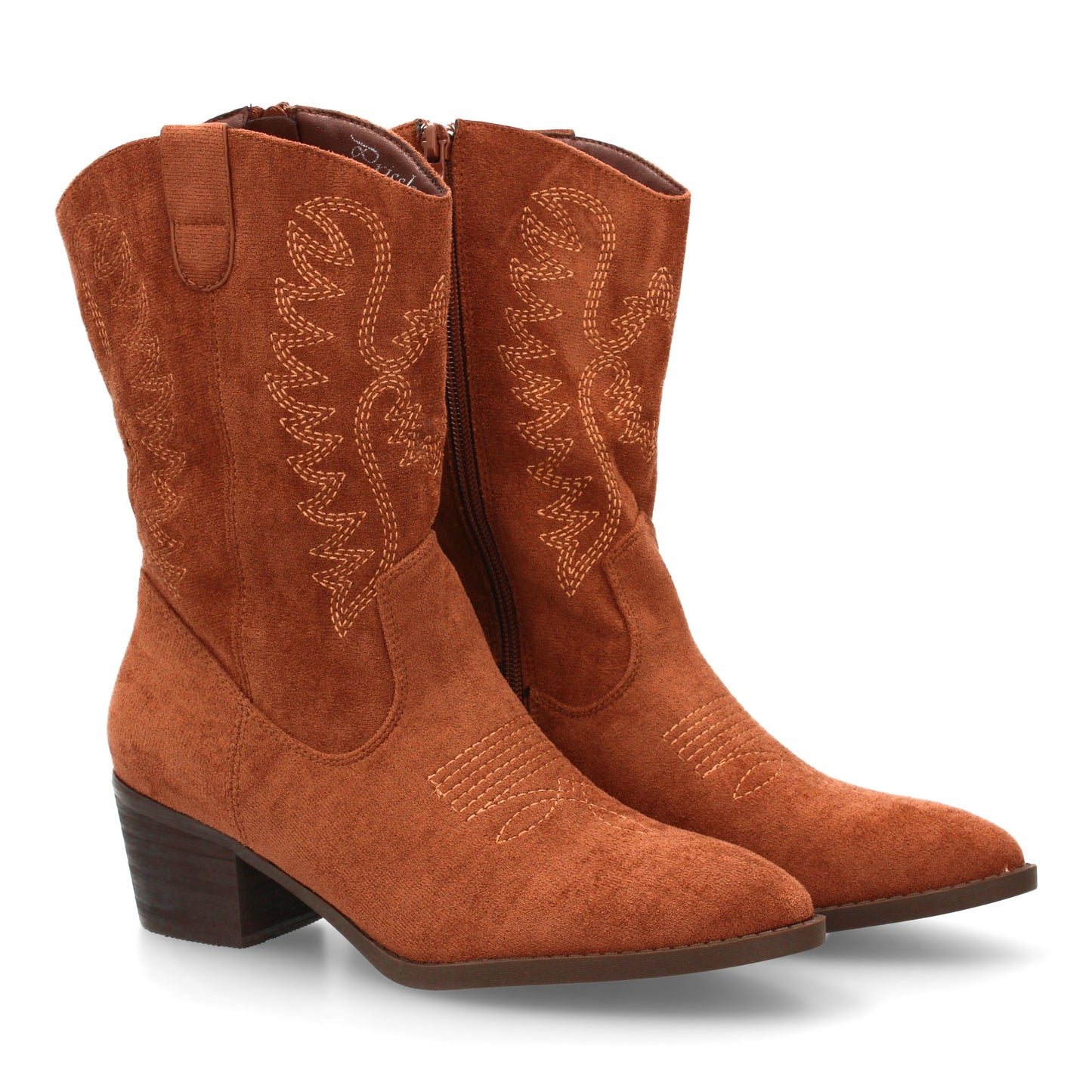Bota cowboy o vaquera de caña media color marrón con bordados frontales y laterales, punta fina, tacón ancho y cremallera.