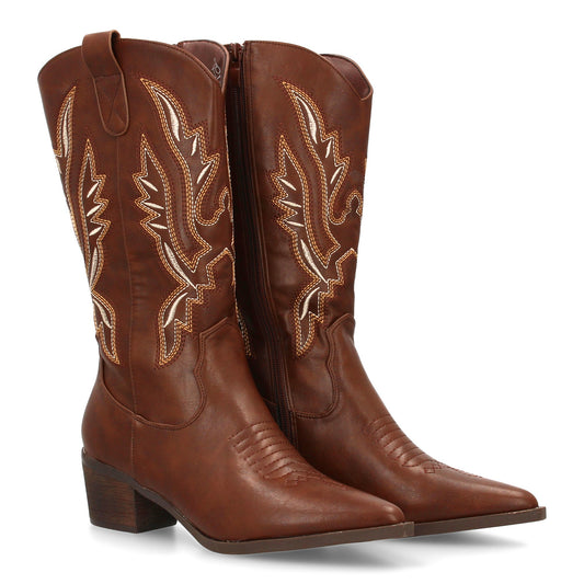 Bota cowboy o vaquera de caña alta marrón con bordados multicolor, punta fina, tacón ancho y cremallera.