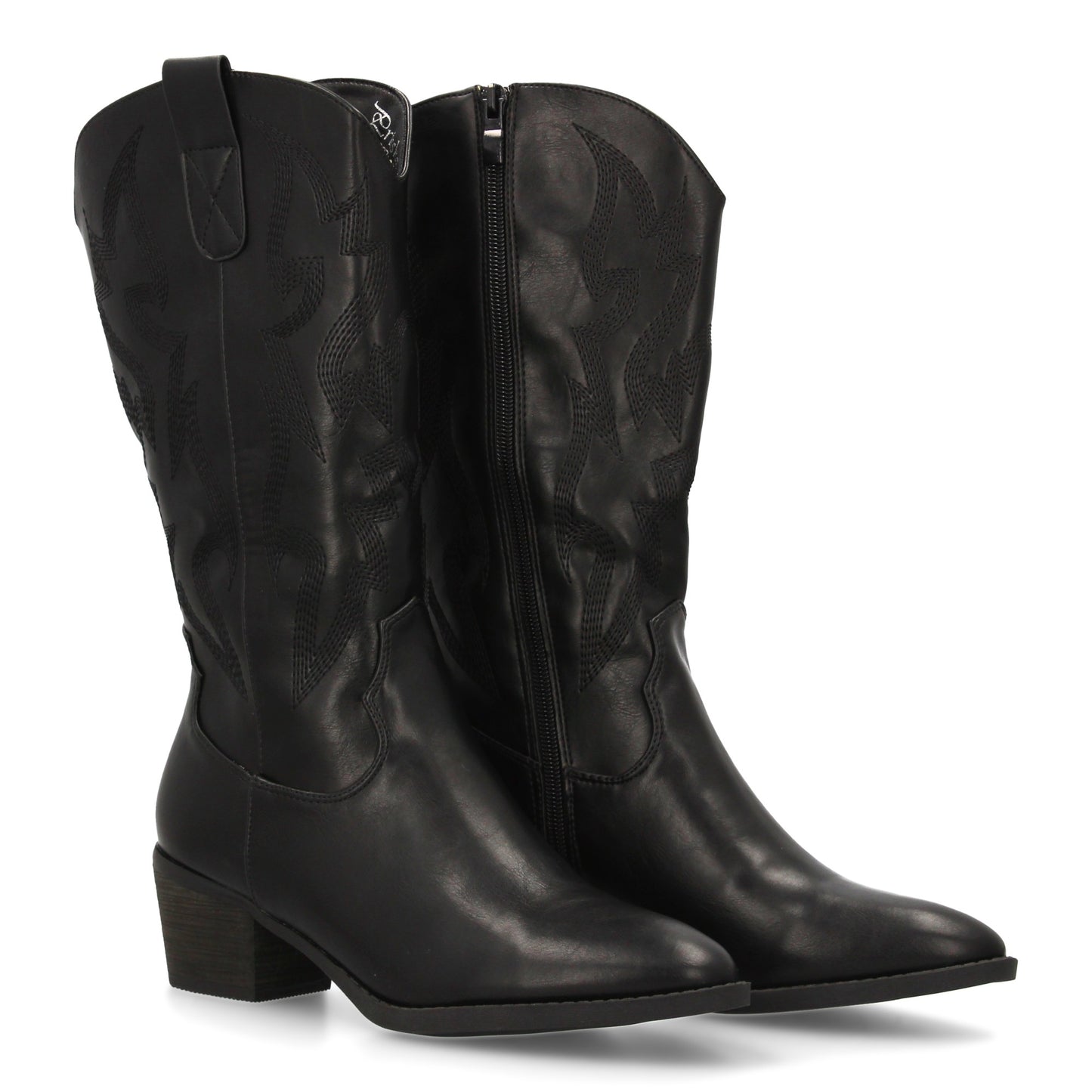 Bota cowboy o vaquera negra con bordados decorativos en la caña, punta fina, tacón ancho y cremallera.
