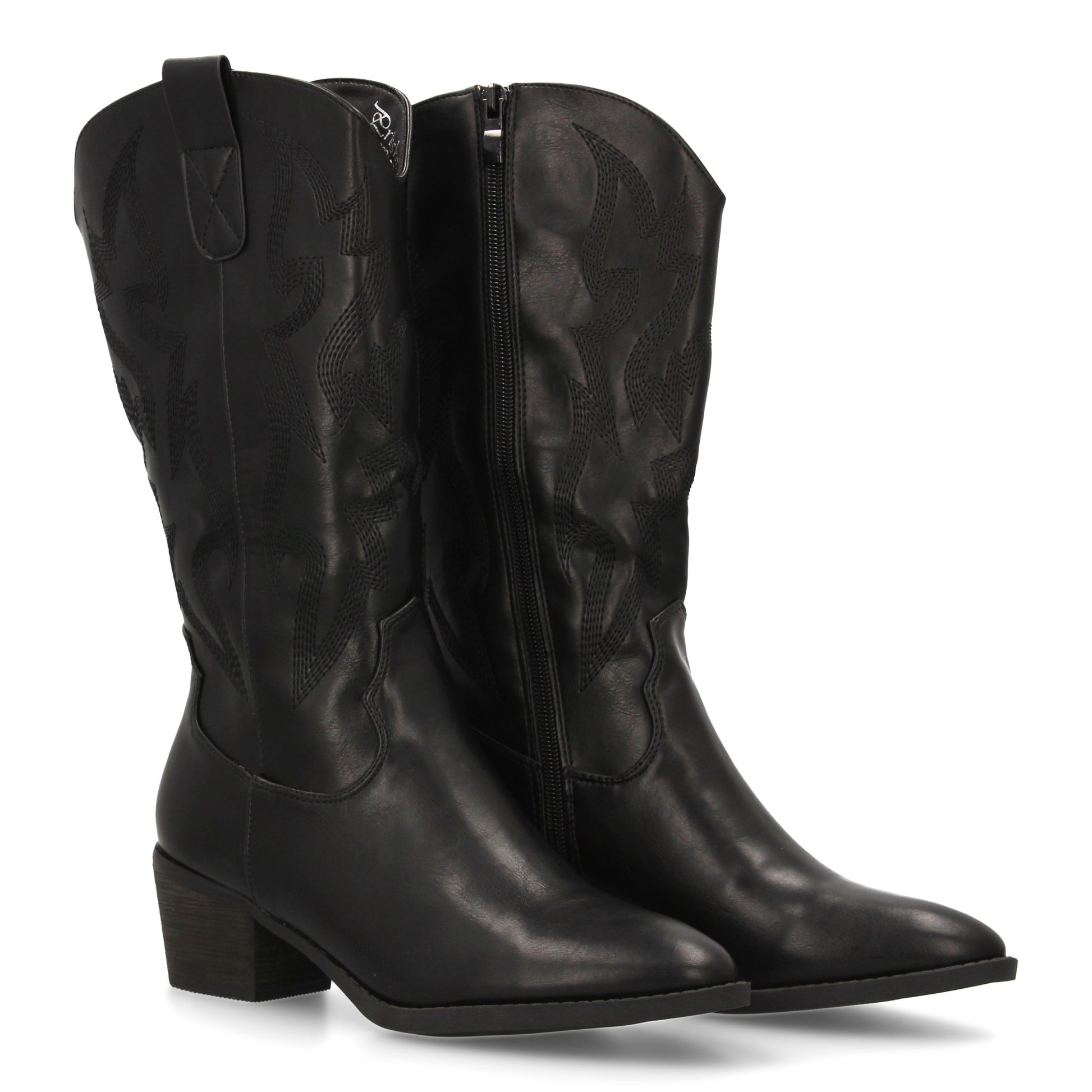 Bota cowboy o vaquera negra con bordados decorativos en la caña, punta fina, tacón ancho y cremallera.