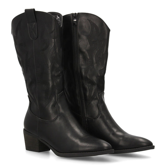 Bota cowboy o vaquera negra con bordados decorativos en la caña, punta fina, tacón ancho y cremallera.
