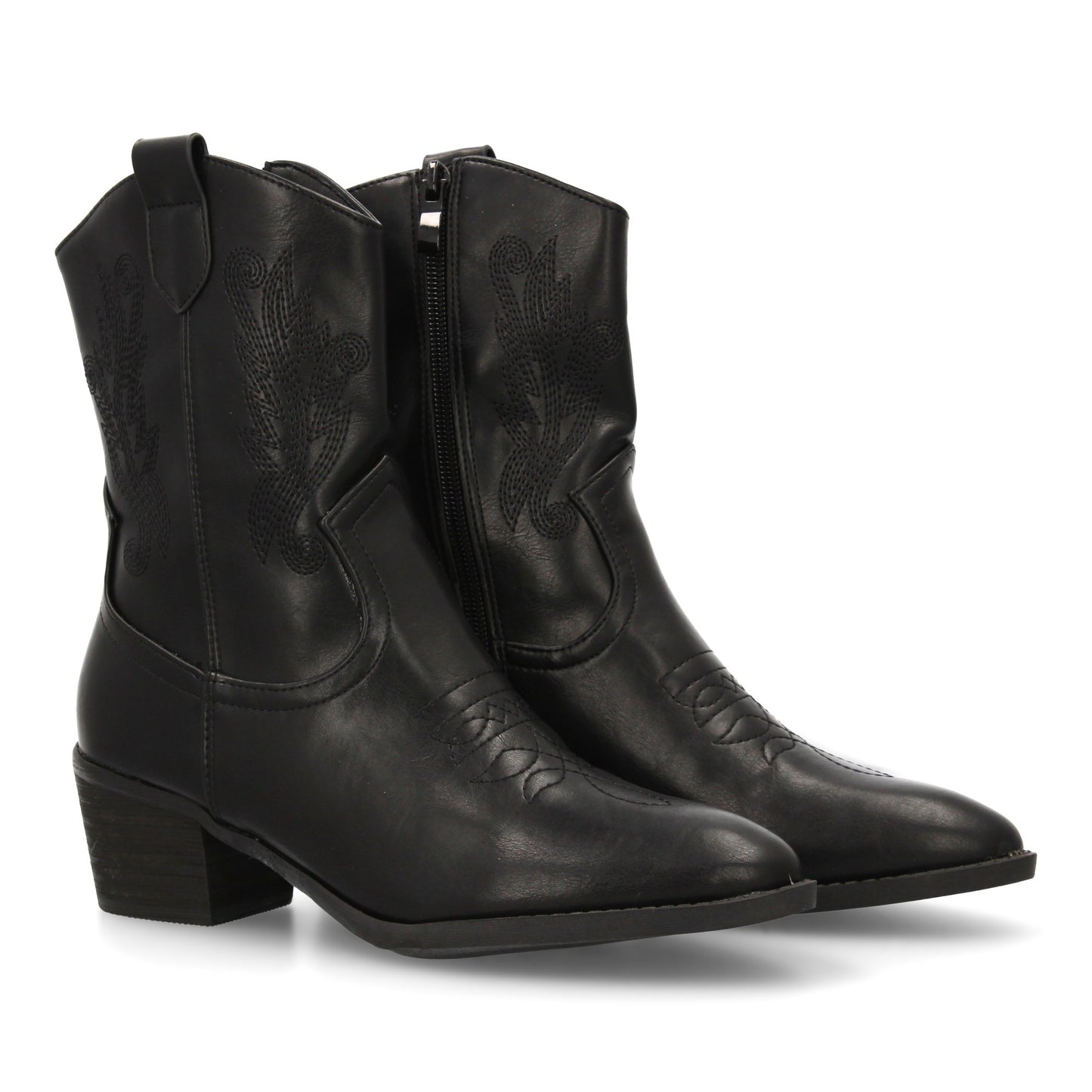 Bota cowboy o vaquera de caña media negra con bordados laterales, punta fina, tacón ancho y cremallera.