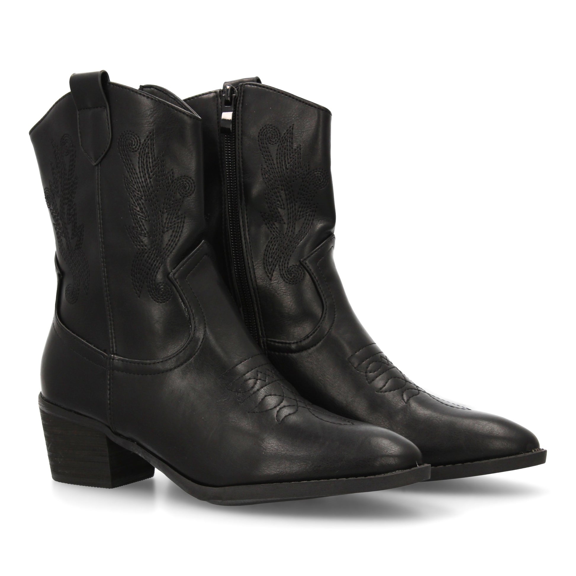 Bota cowboy o vaquera de caña media negra con bordados laterales, punta fina, tacón ancho y cremallera.