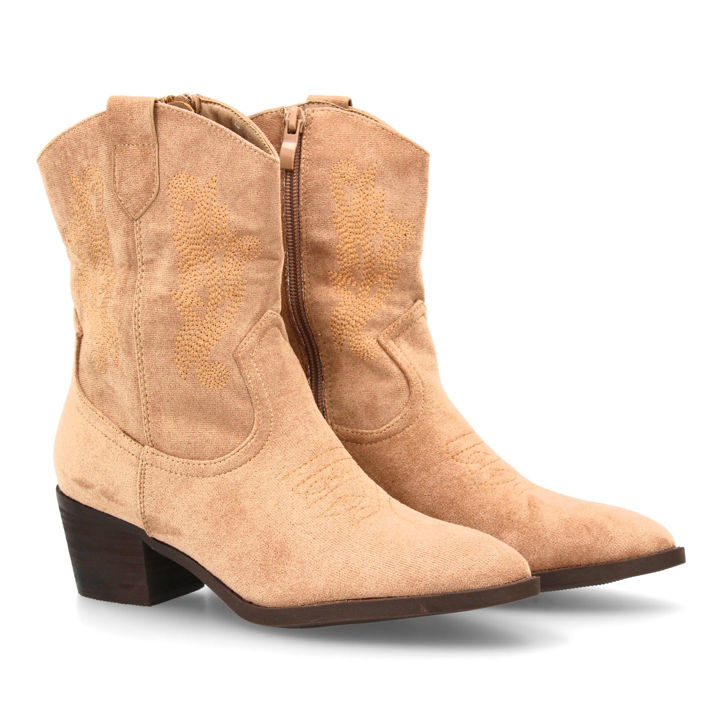 Bota cowboy o vaquera de caña media color kaki con bordados laterales, punta fina, tacón ancho y cremallera.