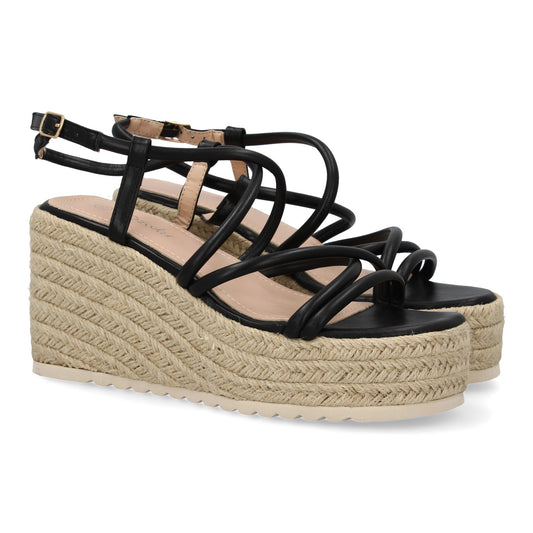 Sandalias de cuña para mujer en color negro, con suela de yute, tiras cruzadas en la pala y cierre de hebilla.