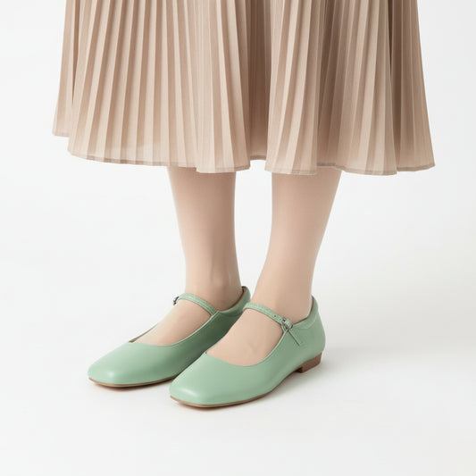 Zapato plano de mujer en color verde, estilo casual con suela fina.