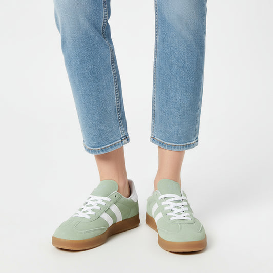 Zapatilla sneaker de mujer plana, de malla transpirable en color verde militar (kaki).