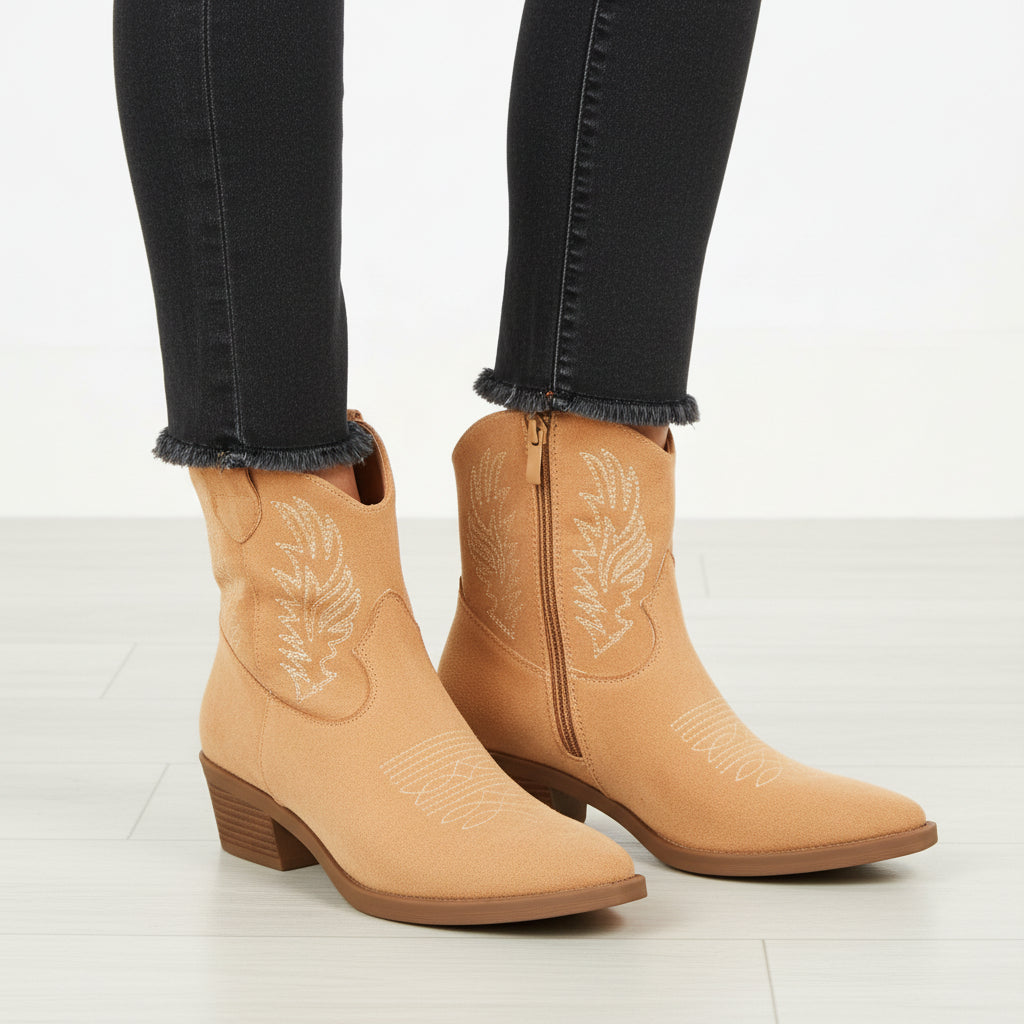 Botín Chelsea de mujer en color beige, con tacón de aguja y elásticos laterales.