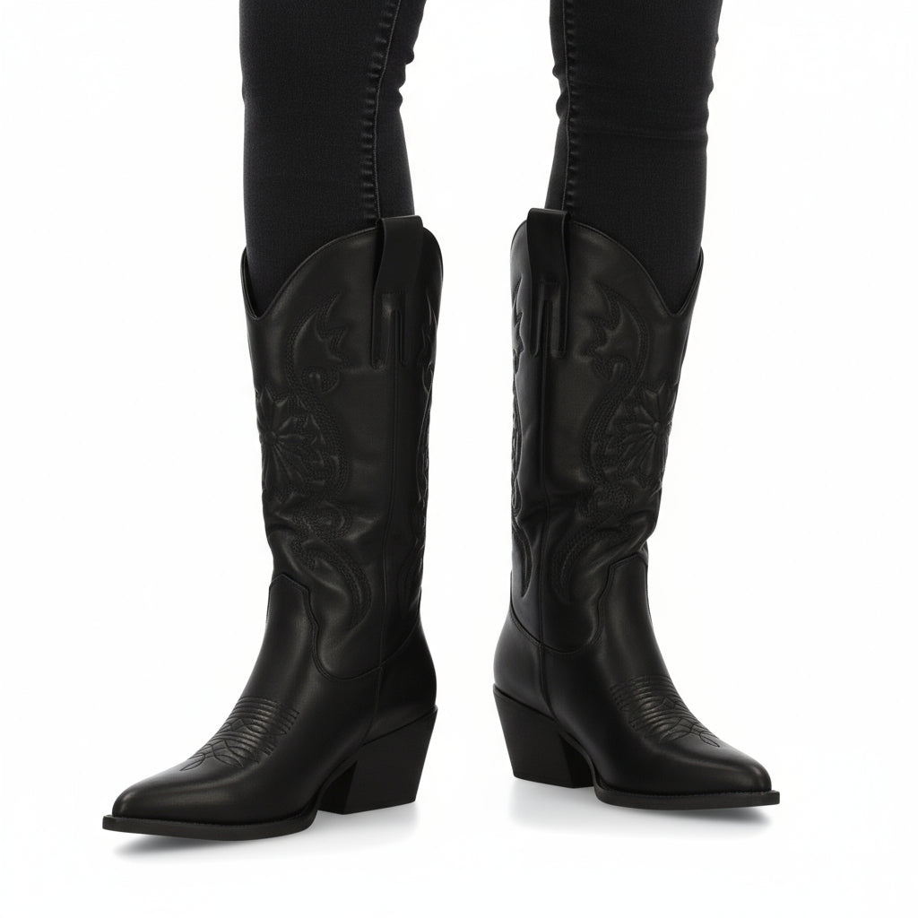 Botín de mujer en color negro, elegante, con tacón bajo y diseño minimalista.