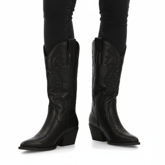 Botín de mujer en color negro, elegante, con tacón bajo y diseño minimalista.