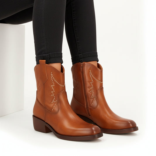 Botín de mujer en color camel de ante sintético, con tacón cuadrado y cremallera lateral.