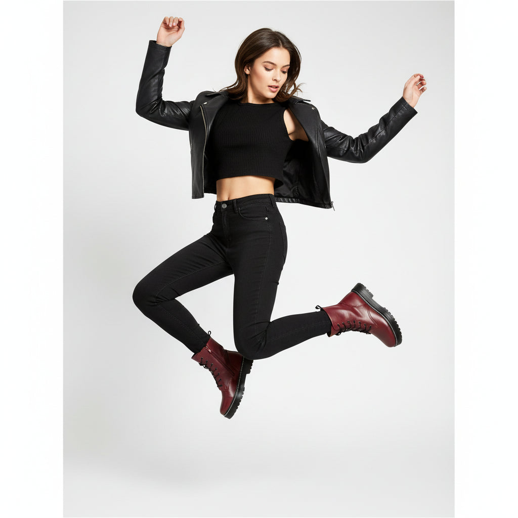 Botín de mujer en color burdeos oscuro, con tacón de bloque y cremallera lateral.