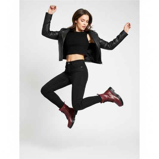 Botín de mujer en color burdeos oscuro, con tacón de bloque y cremallera lateral.