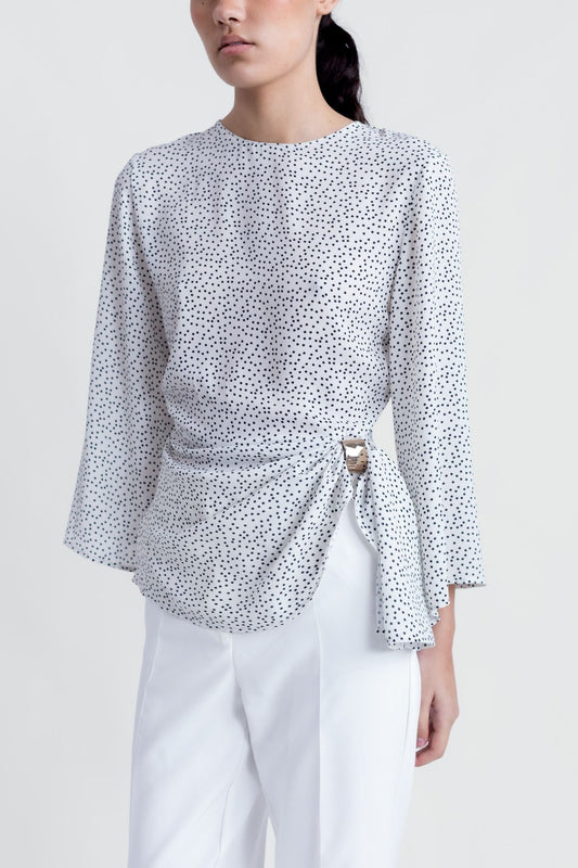 Blusa de mujer con aplique o adorno de color dorado. Diseño Made in Spain.