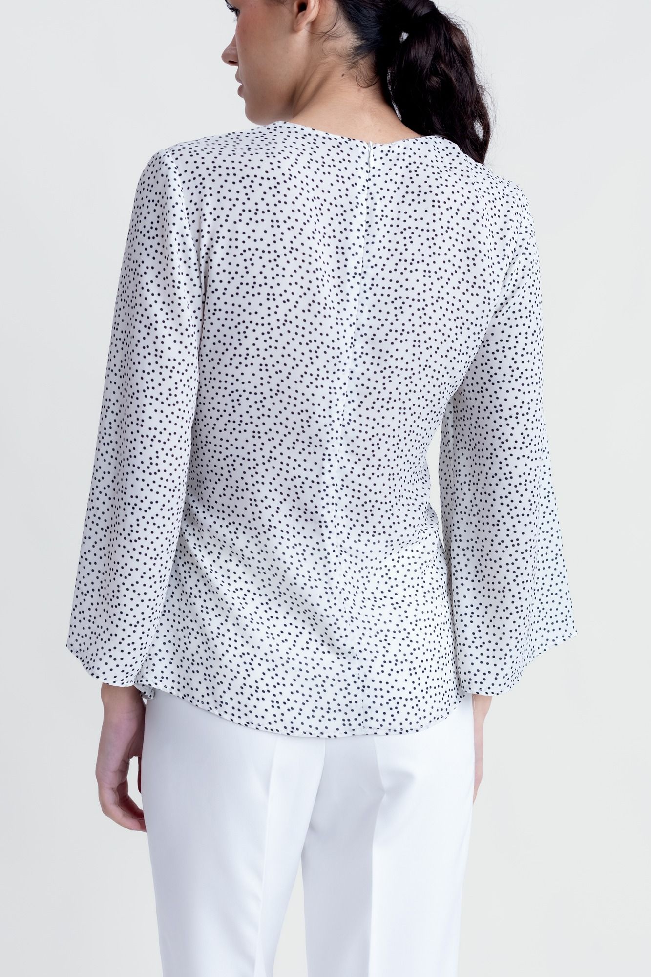 Blusa elegante de mujer color crudo con aplique dorado chic, camisa de lunares negros moderna de cuello redondo y corte fluido