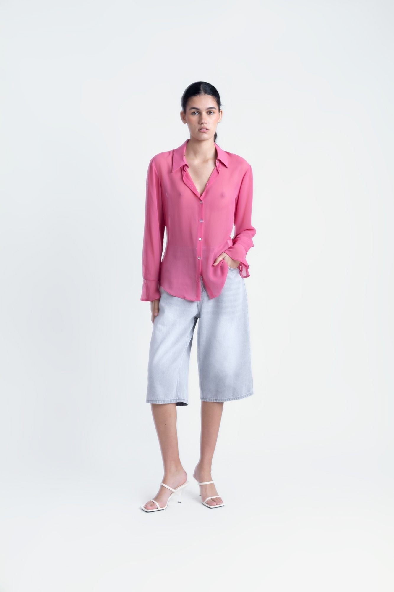 Camisa fluida de gasa semitransparente para mujer en color burdeos con cuello clásico y botones frontales.