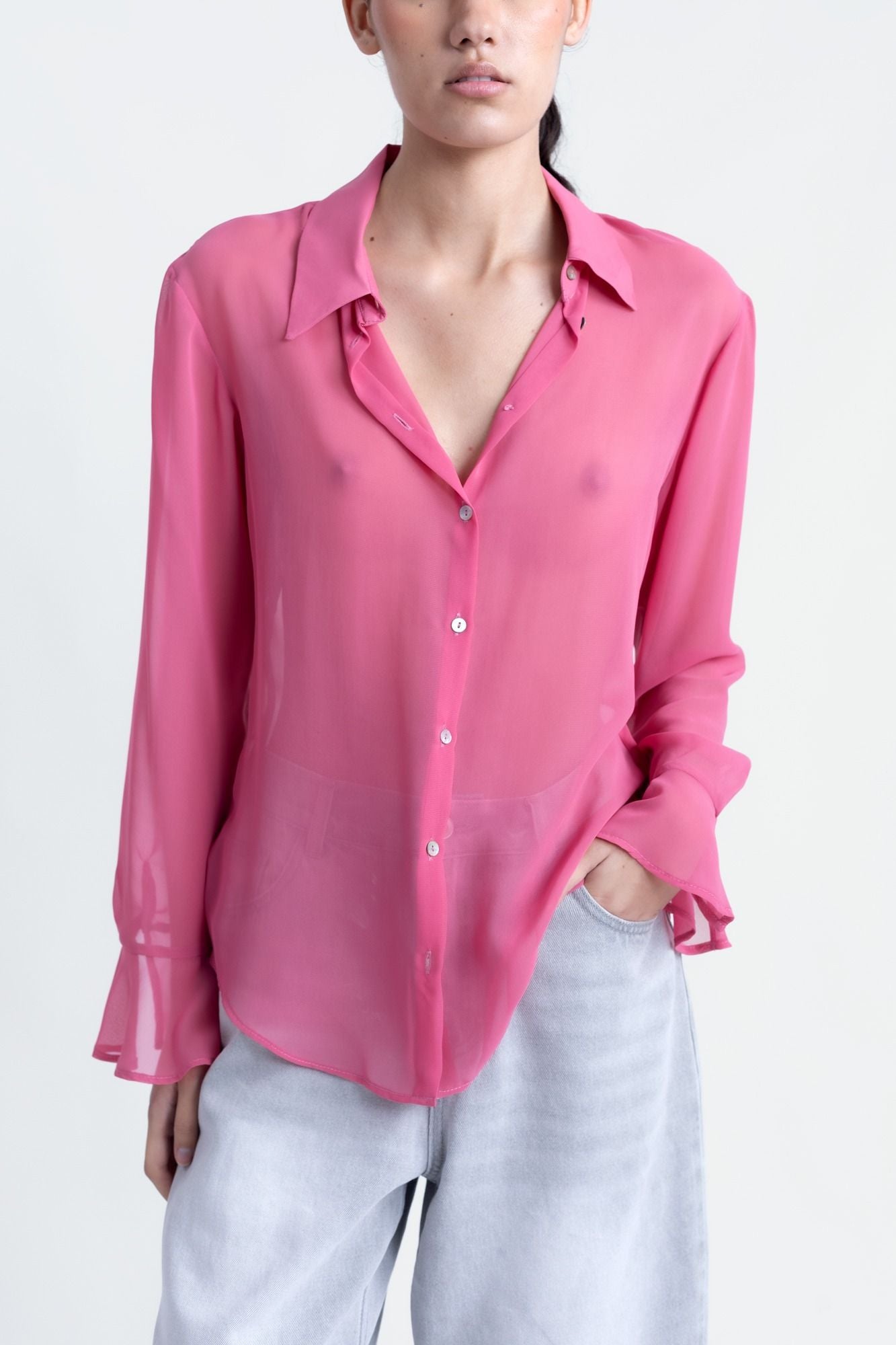 Camisa fluida de gasa semitransparente para mujer en color burdeos con cuello clásico y botones frontales.
