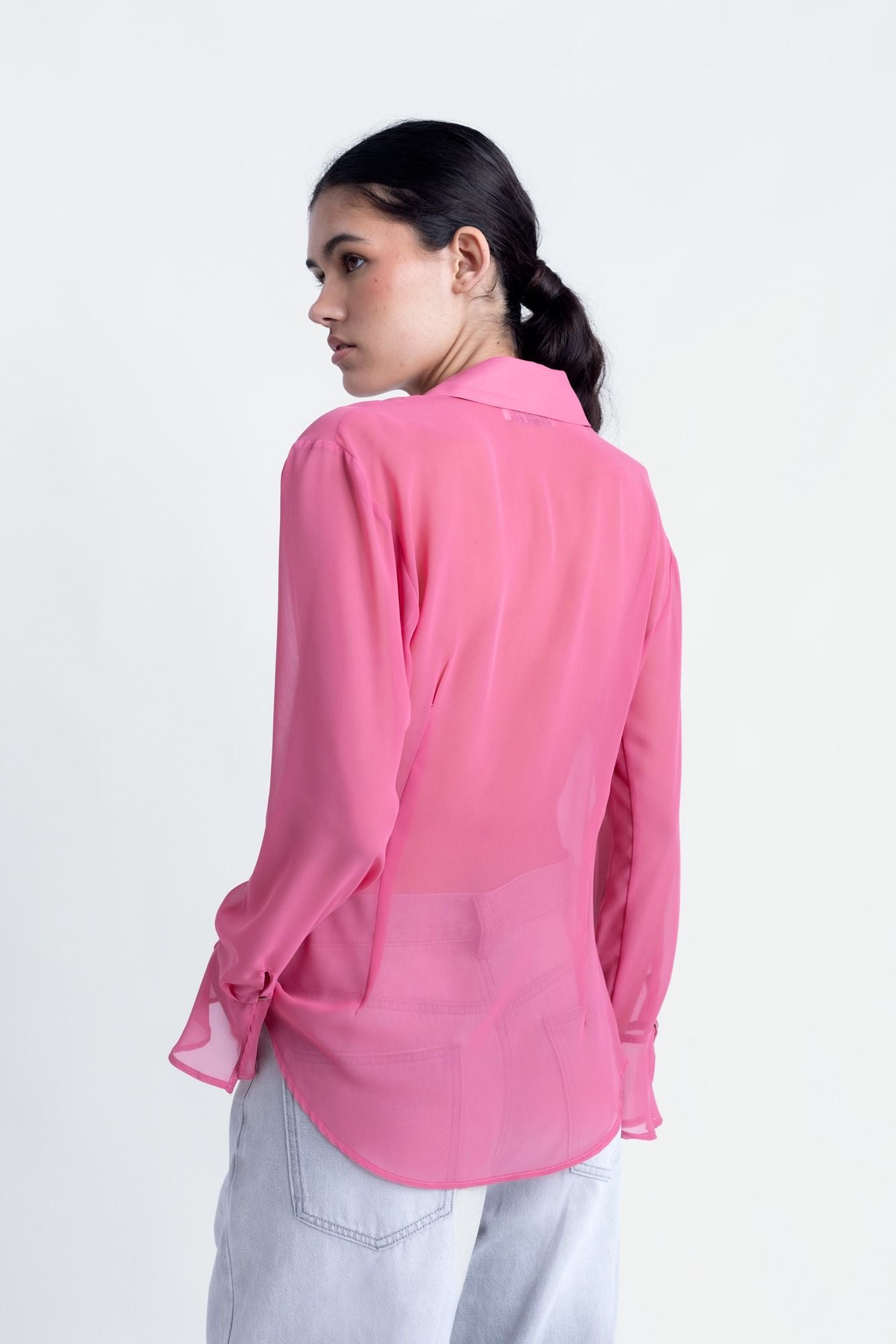 Camisa fluida de gasa semitransparente para mujer en color burdeos con cuello clásico y botones frontales.