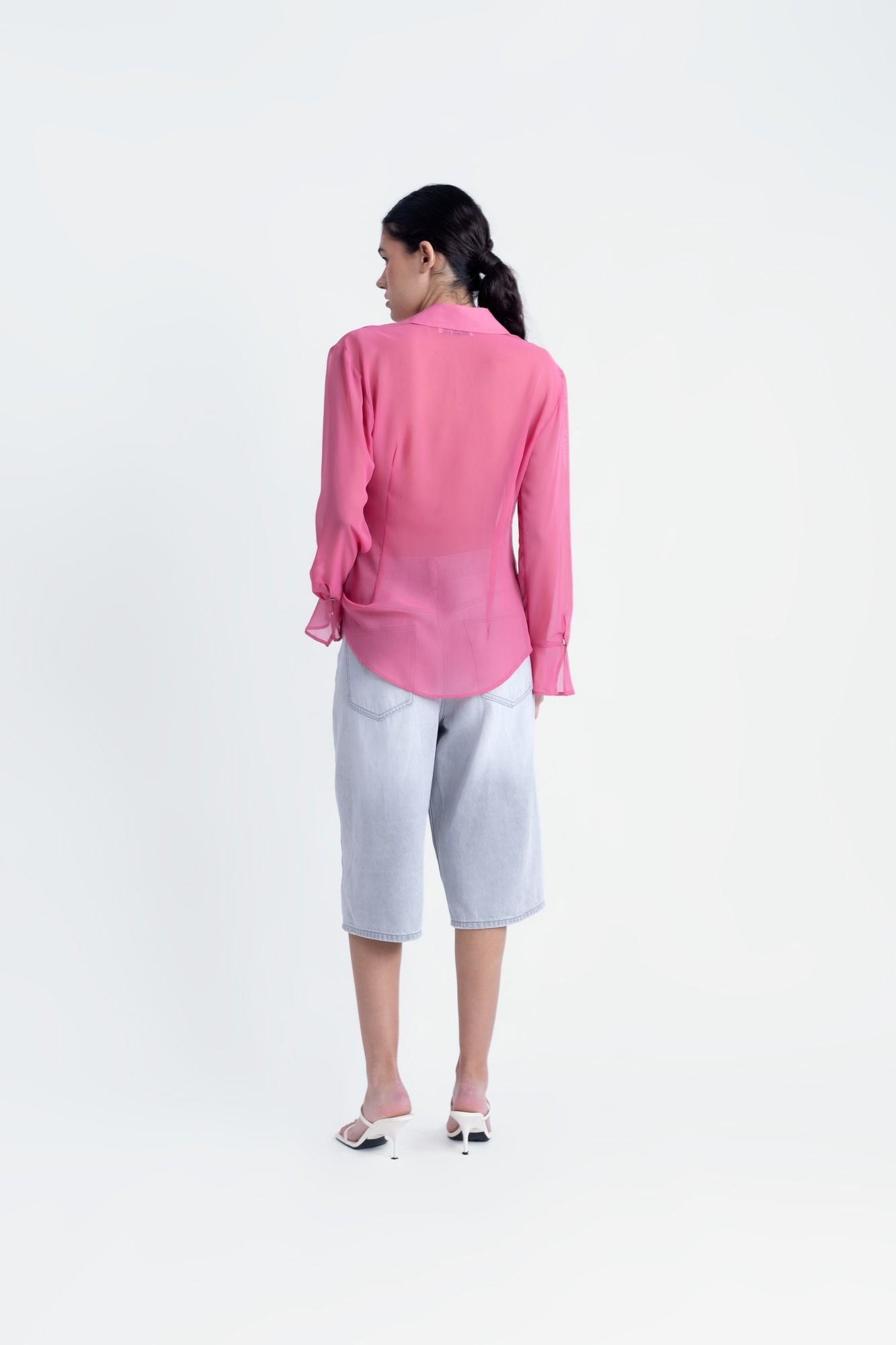 Camisa fluida de gasa semitransparente para mujer en color burdeos con cuello clásico y botones frontales.