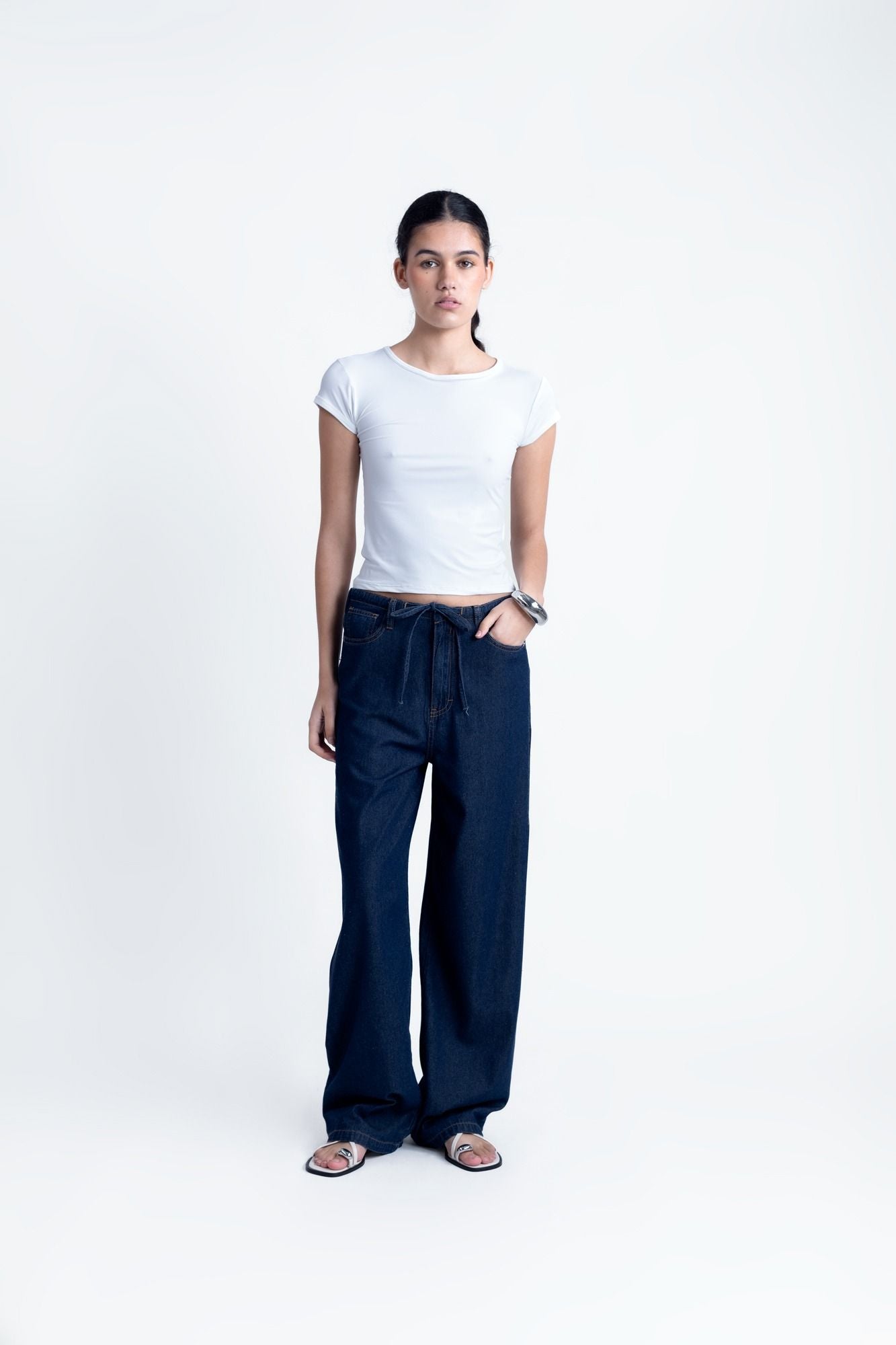 Camiseta básica de poliamida premium para mujer color crudo, top ajustado de manga corta y cuello redondo suave elástico