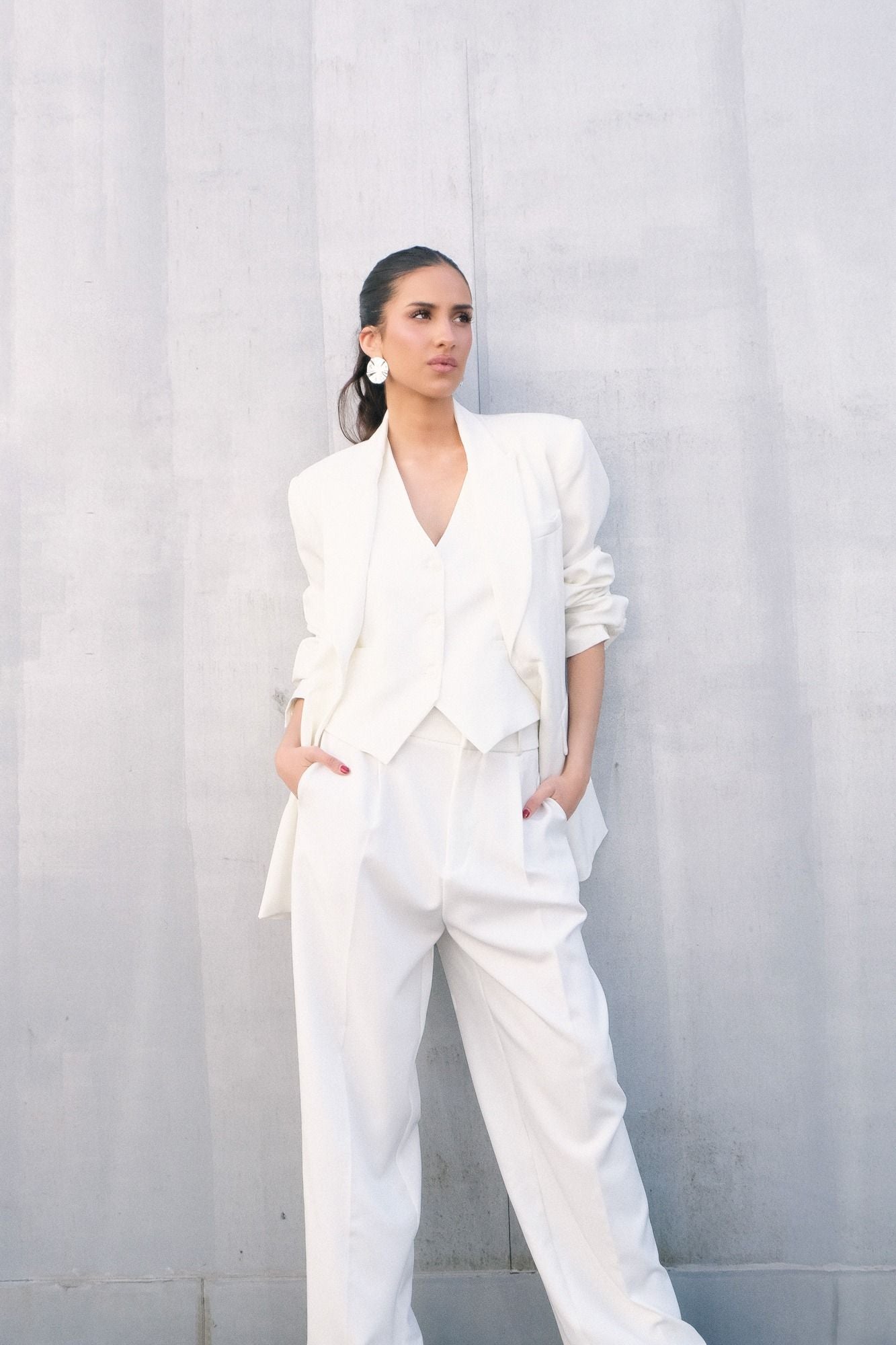 Pantalón recto de vestir en color crudo para mujer
