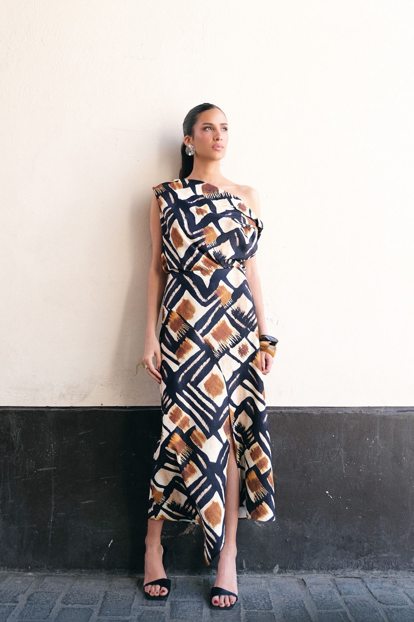 Falda midi negra estampada bajo asimétrico vuelo