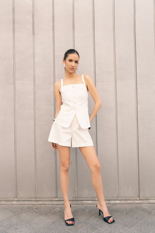 Chaleco sastre negro de tirantas con escote pico y botonadura frontal. Cierre ajustable en la espalda. Ideal para looks de oficina.