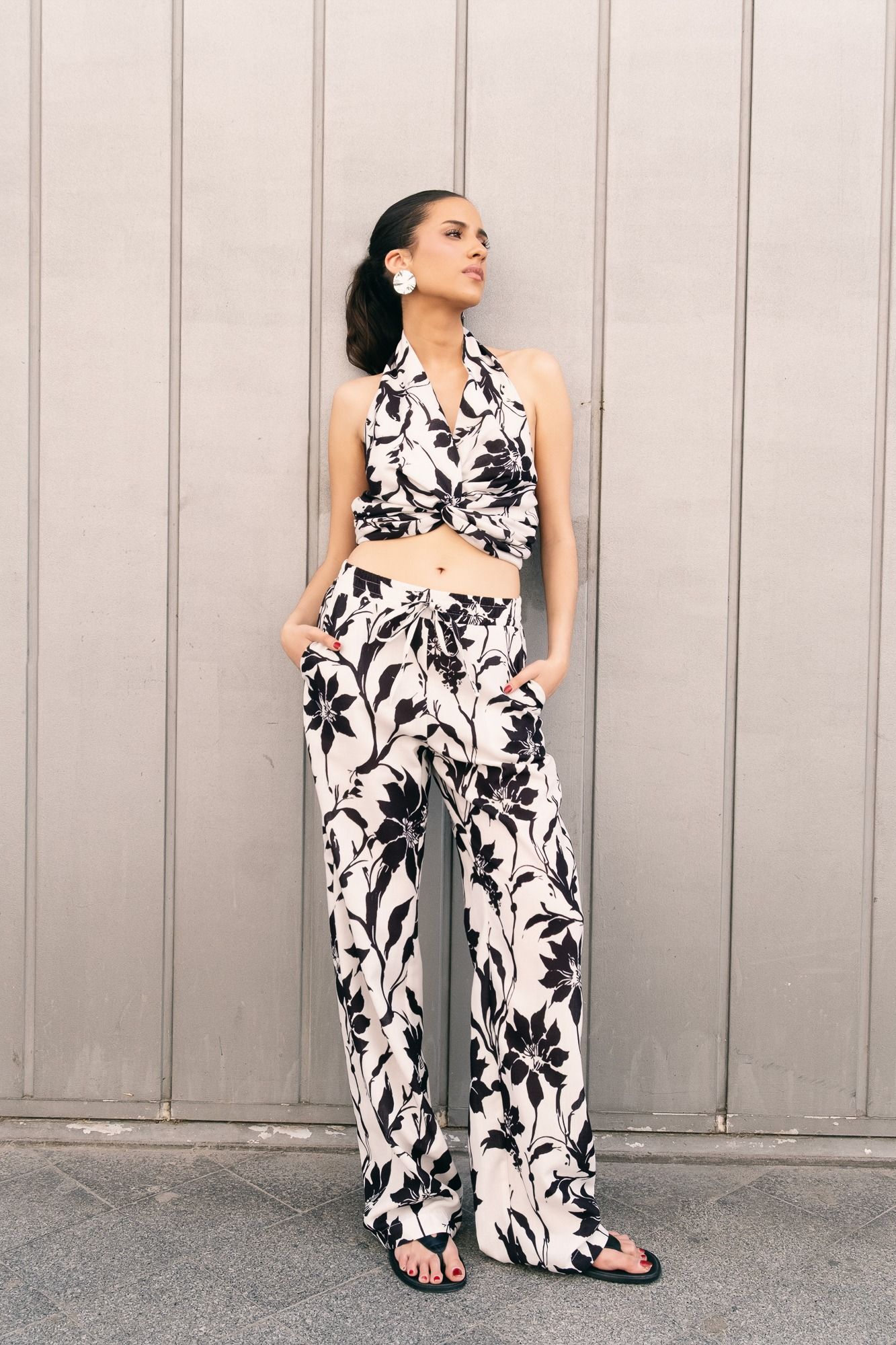 Pantalón fluido estampado tiro alto mujer moda verano color negro look casual elegante