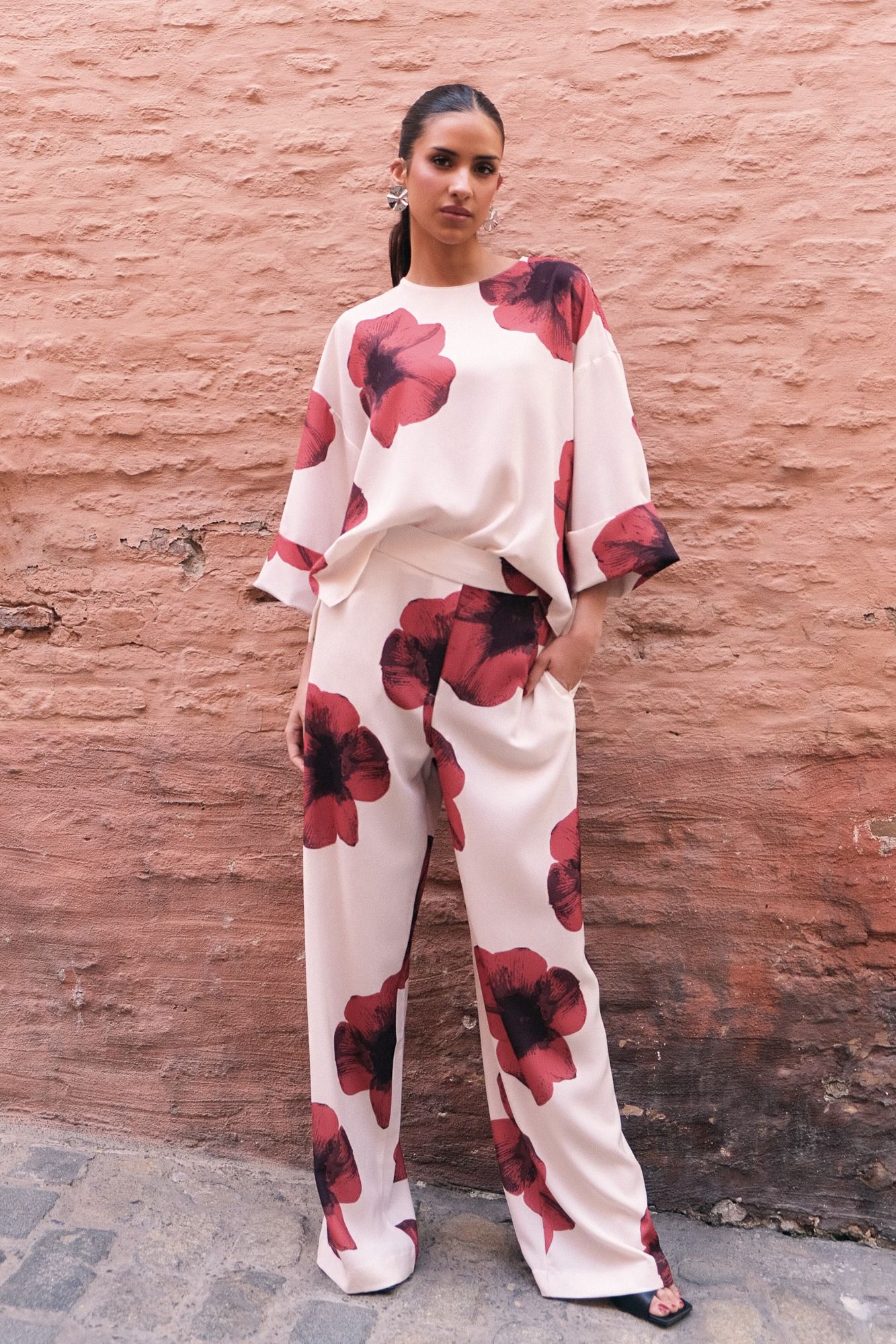 Pantalón ancho fluido con estampado orgánico beige