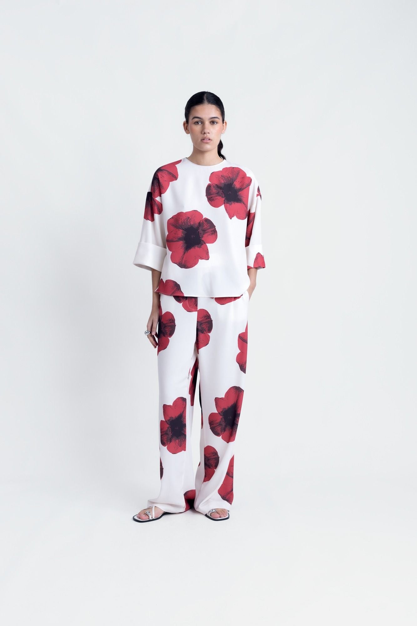 Pantalón ancho fluido con estampado orgánico beige