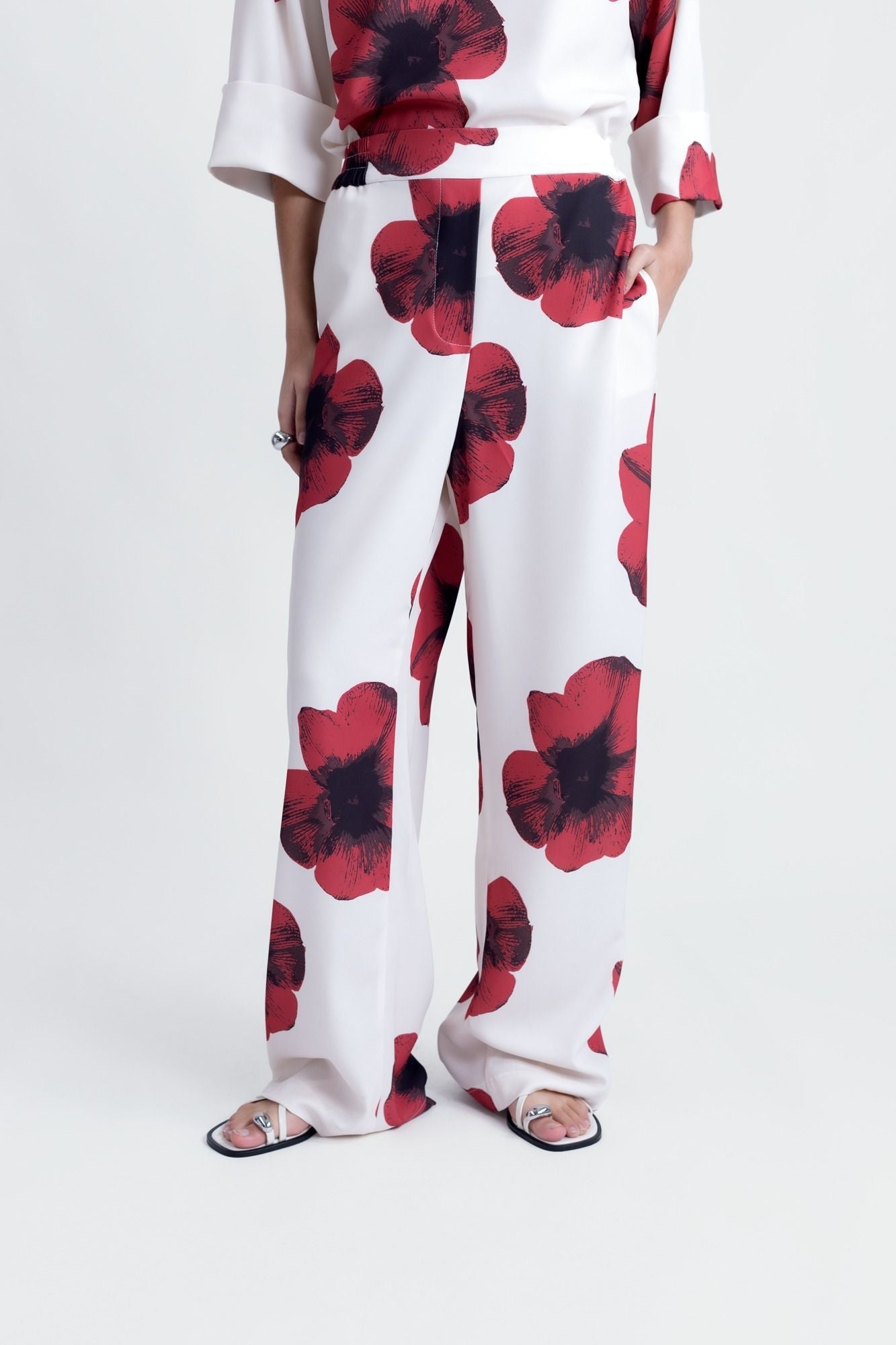 Pantalón ancho fluido con estampado orgánico beige