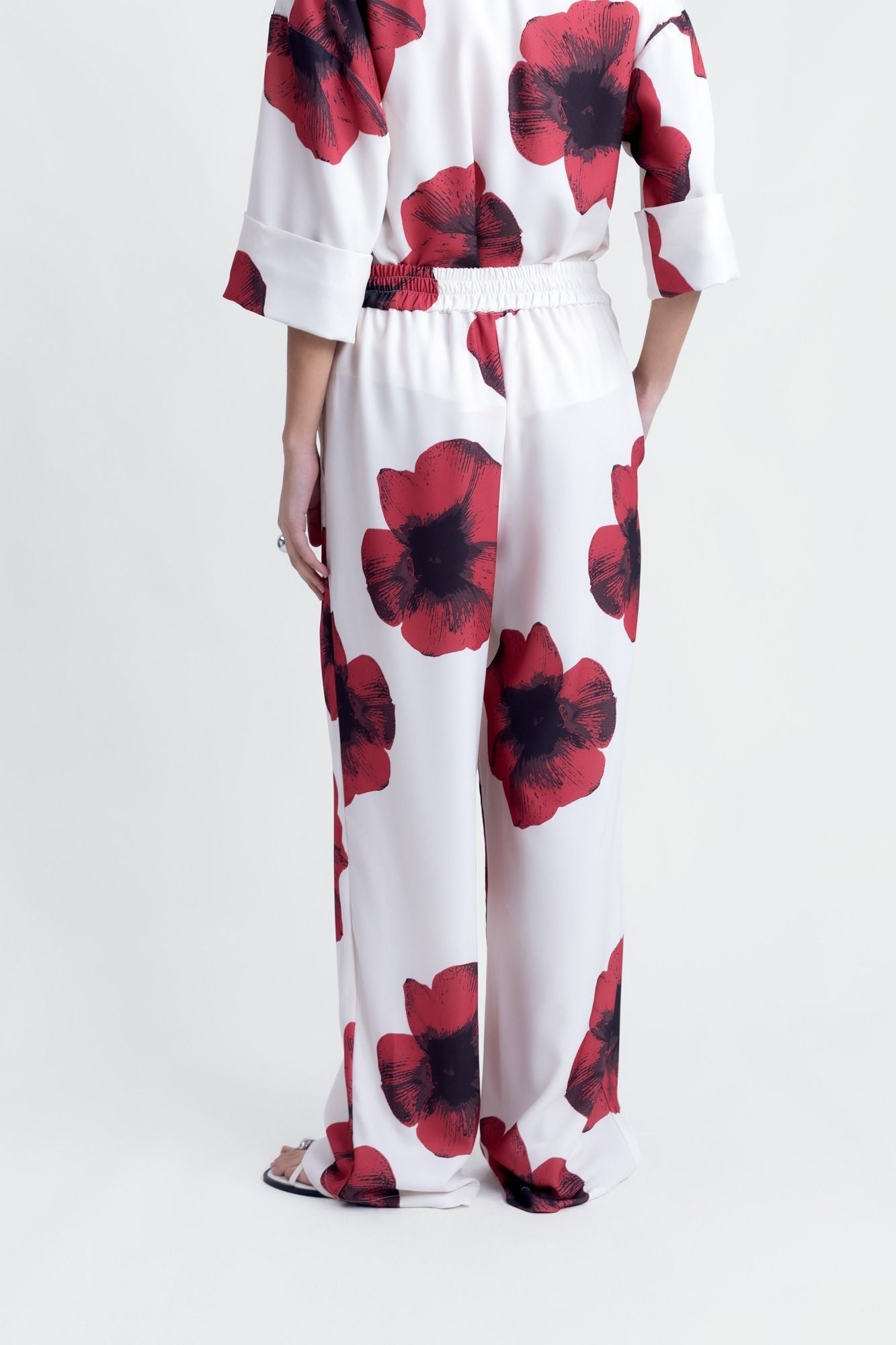 Pantalón ancho fluido con estampado orgánico beige