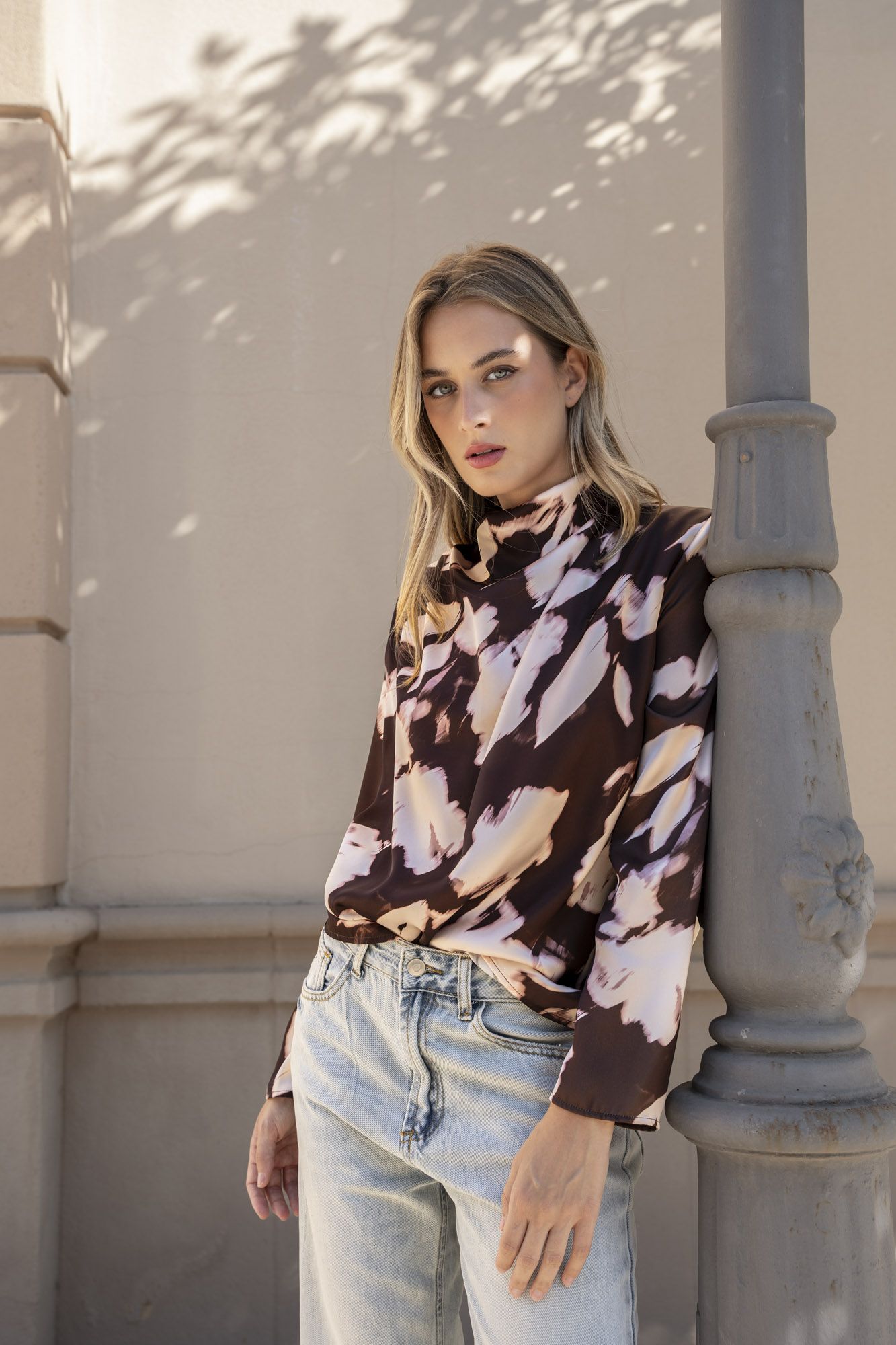 Camisa satinada marrón diseño exclusivo España