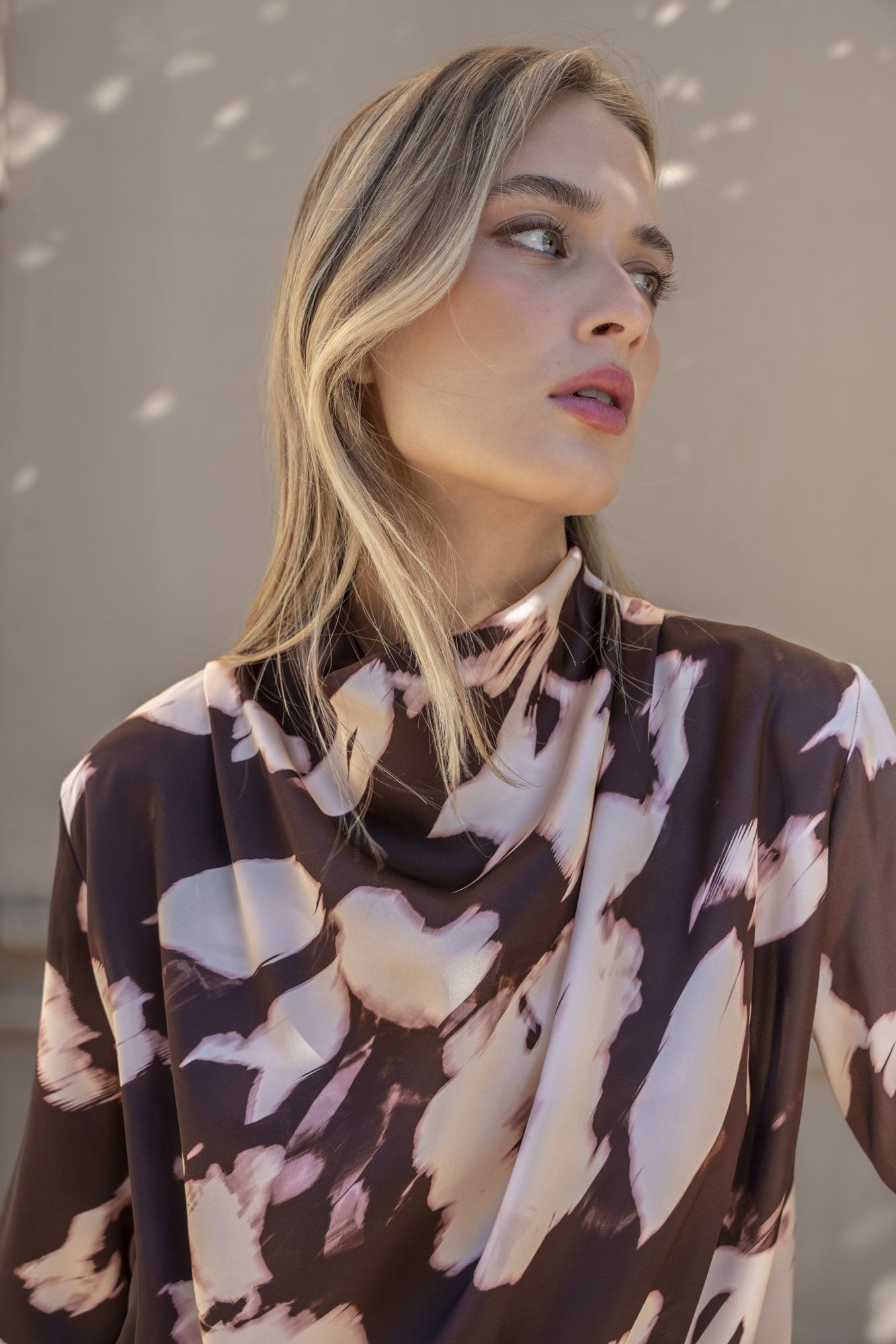 Camisa satinada marrón diseño exclusivo España