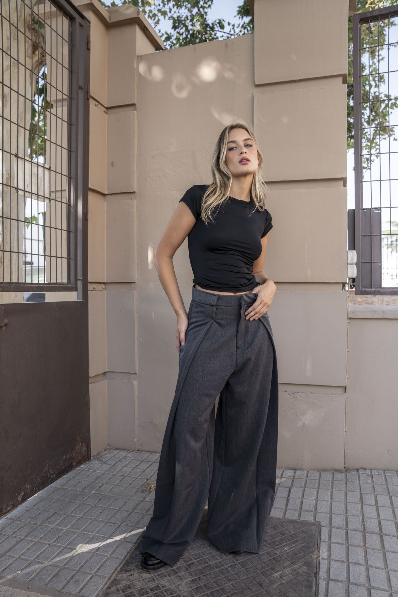 Pantalón sastrero de pinzas en color gris marengo con corte recto formal
