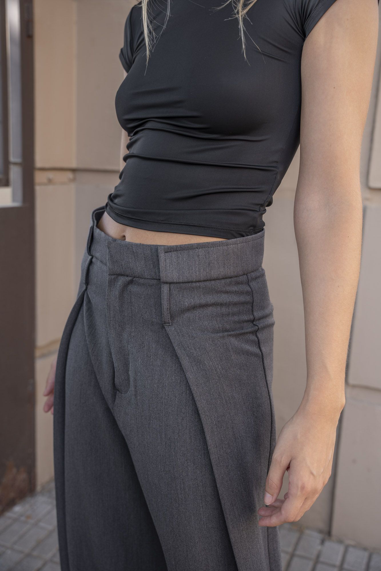Pantalón sastrero de pinzas en color gris marengo con corte recto formal