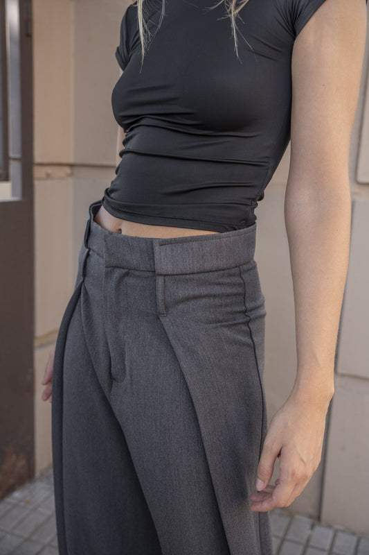Pantalón sastrero de pinzas en color gris marengo con corte recto formal