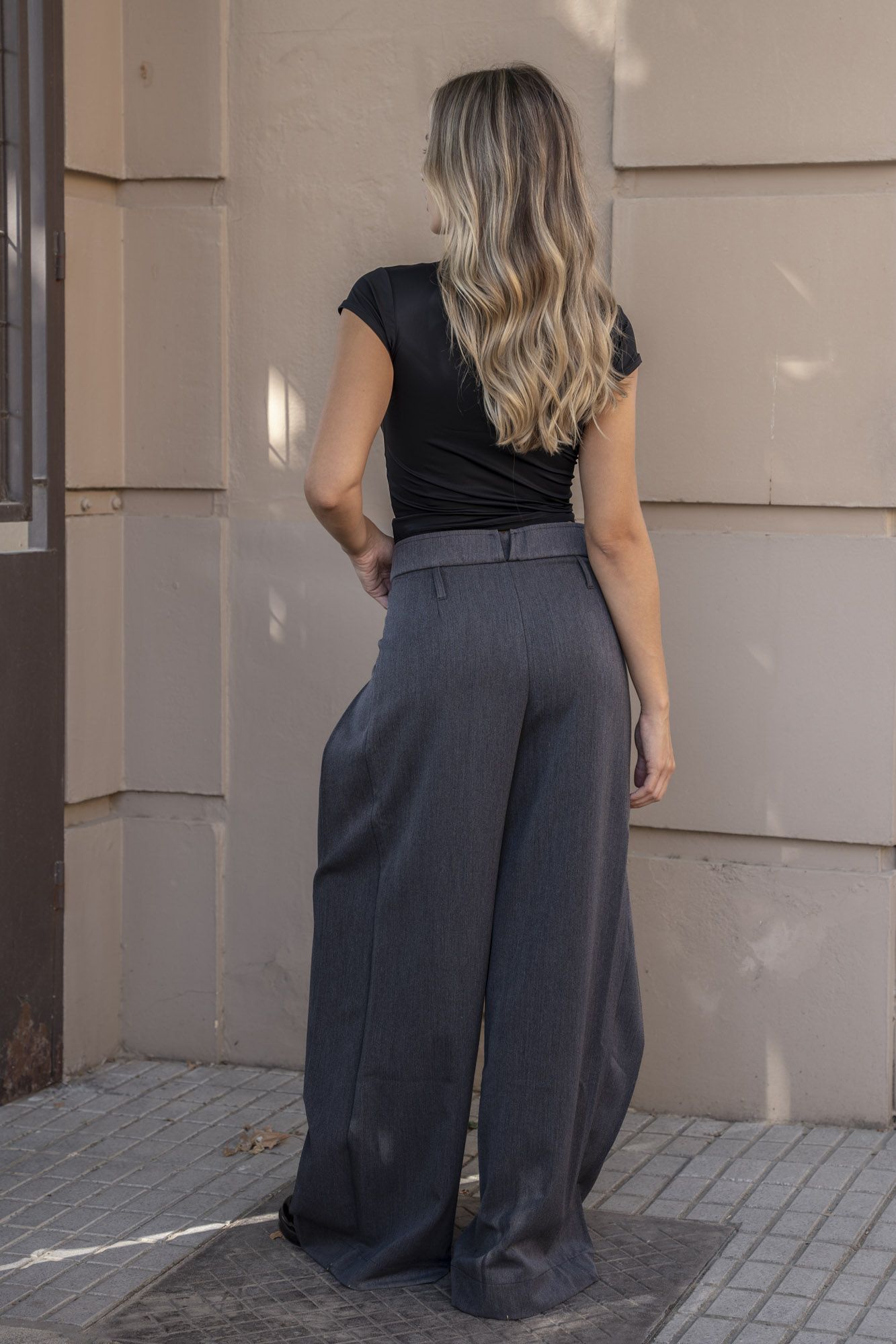 Pantalón sastrero de pinzas en color gris marengo con corte recto formal