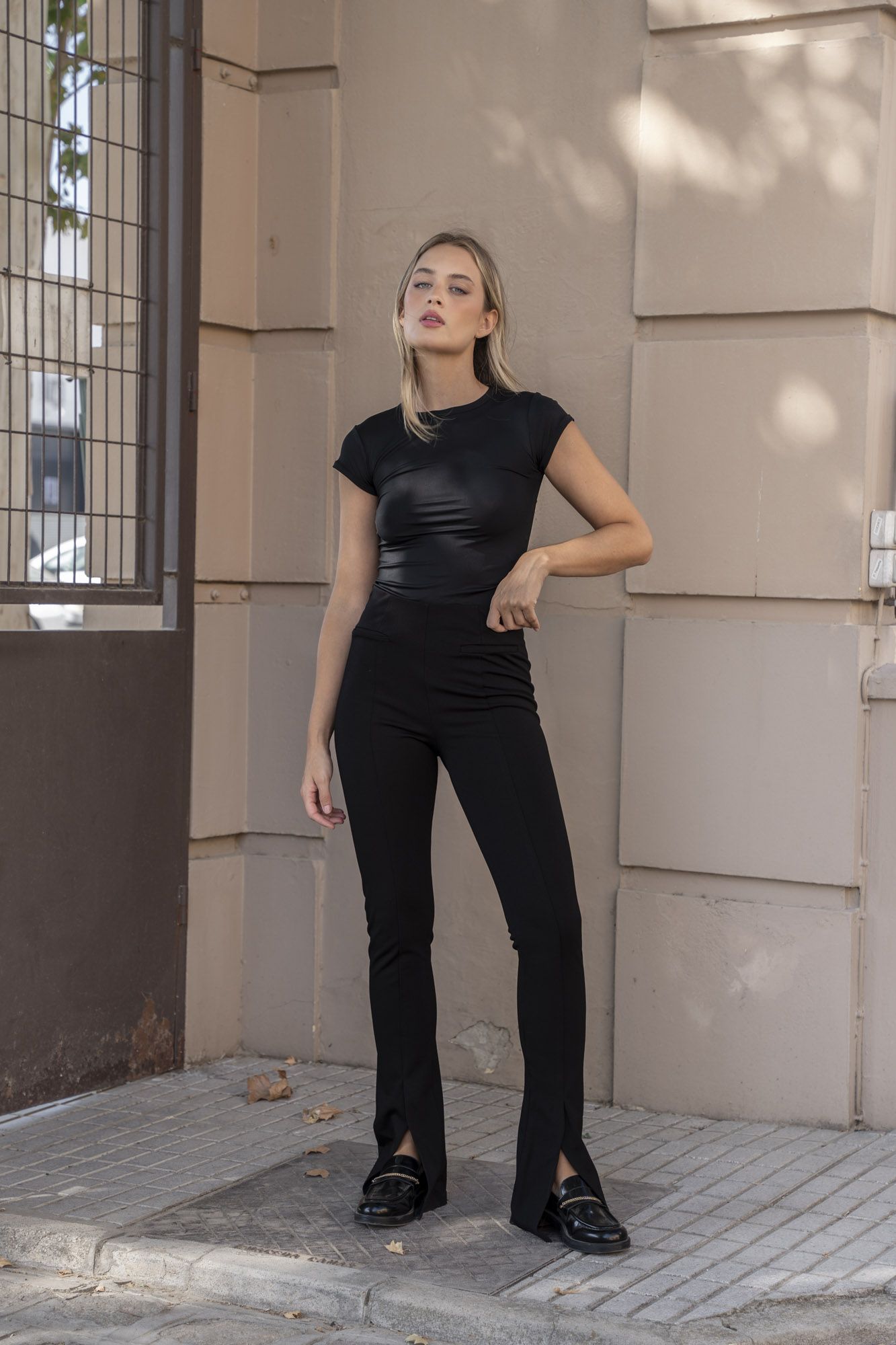 Leggings flare negro abertura bajo elásticos