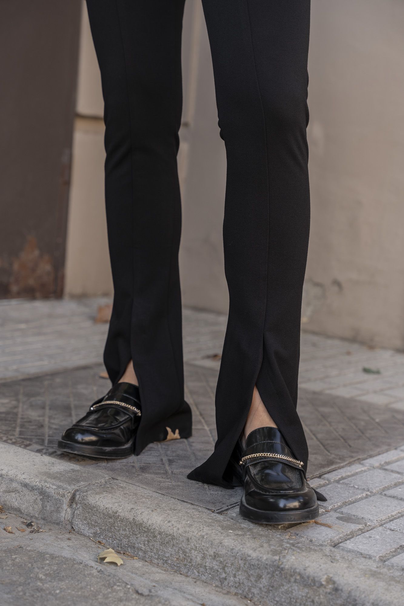 Leggings flare negro abertura bajo elásticos