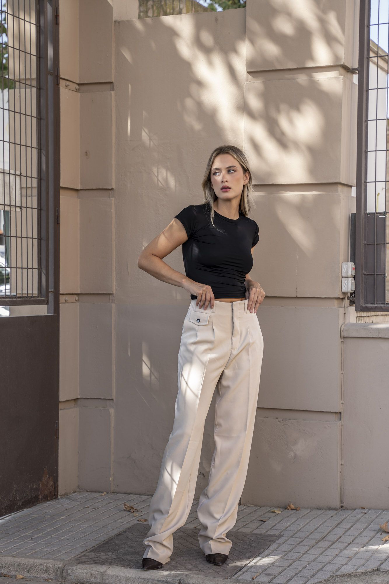 Pantalón beige de corte masculino con detalle de pinzas diseño español