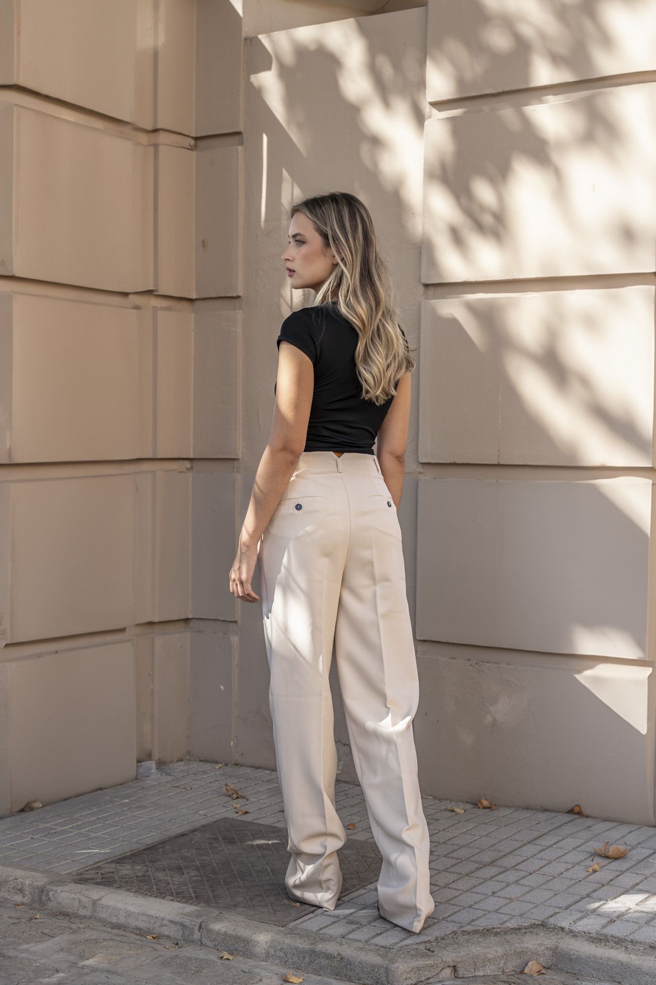 Pantalón beige de corte masculino con detalle de pinzas diseño español