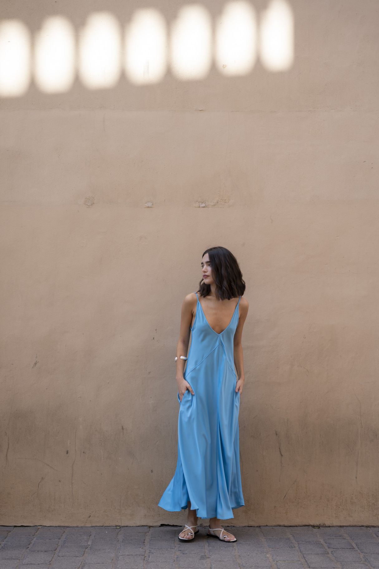 Vestido midi con tirantes, vestido azul elegante de Emarola & Co